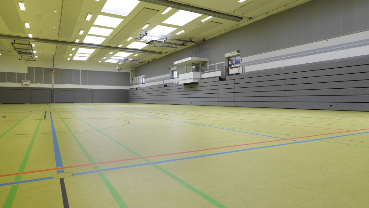 Sporthalle Geseke Sporthallenboden mit Markierungen – Forbo Marmoleum Sport